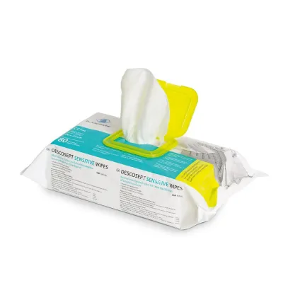 Bild: Dr. Schumacher präsentiert das Spitzen-Quartett für die Flächendesinfektion