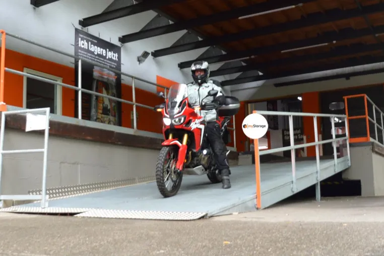 Motorrad ueberwintern in Reutlingen, zum Beispiel bei myStorage Bild: Motorrad ueberwintern in Reutlingen, zum Beispiel bei myStorage