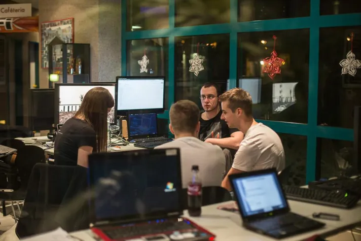 24 Stunden im „Code Camp“: Prüfung findet im Schwimmbad statt Bild: 24 Stunden im „Code Camp“: Prüfung findet im Schwimmbad statt