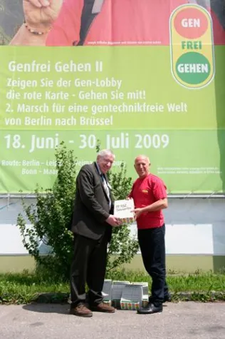 Bild: "Genfrei Gehen": Übergabe von knapp 80.000 Unterschriften ans BMELV