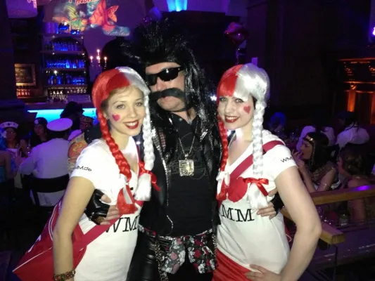 Bild: Aufklärung in puncto Marktforschung: WMM-Promotionteam begleitet das „Küss mich…“-Faschingsfestival in Hamburg