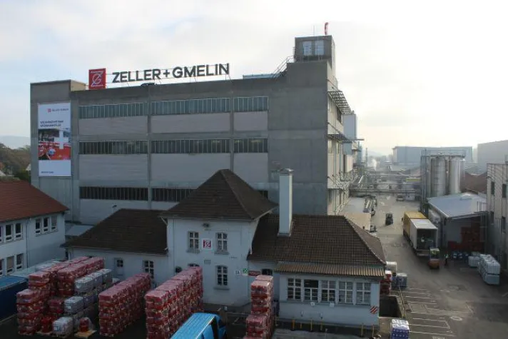 Bild: Werksgelände erstrahlt bei Sonnenschein