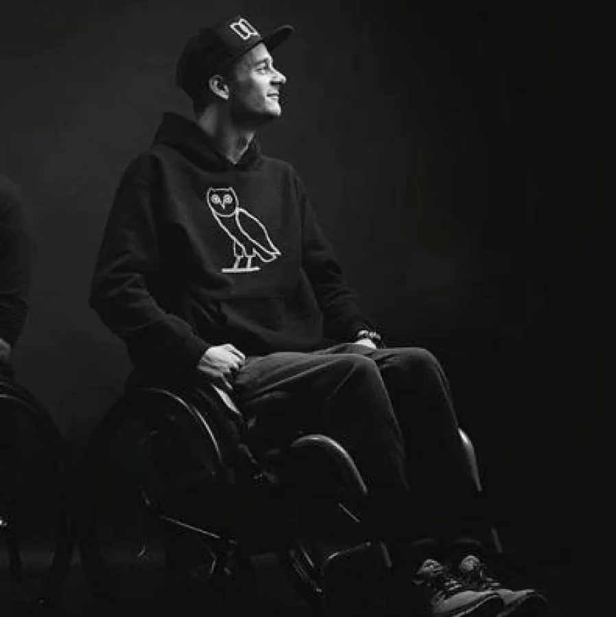 It' s time to move! Cato beim Sprung über einen Kasten