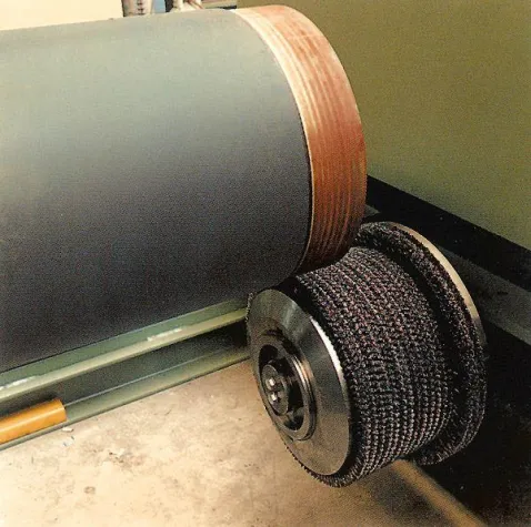 Bild: Cutback Bürstensystem entfernt Beschichtungen an Rohrenden