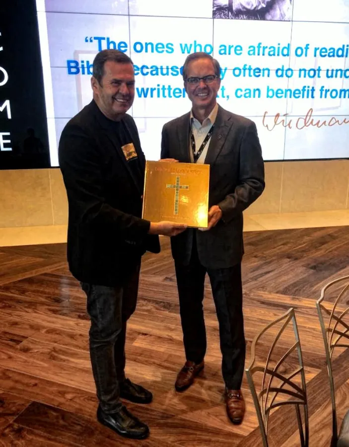 Martin Wiedmann und MOTB CEO Ken McKenzie