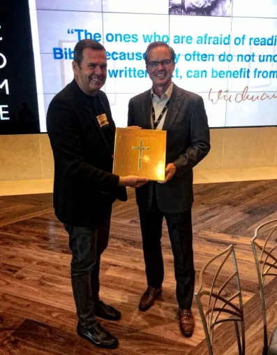 Bild: Größtes Bibelmuseum der Welt erhält längste Bibel der Welt