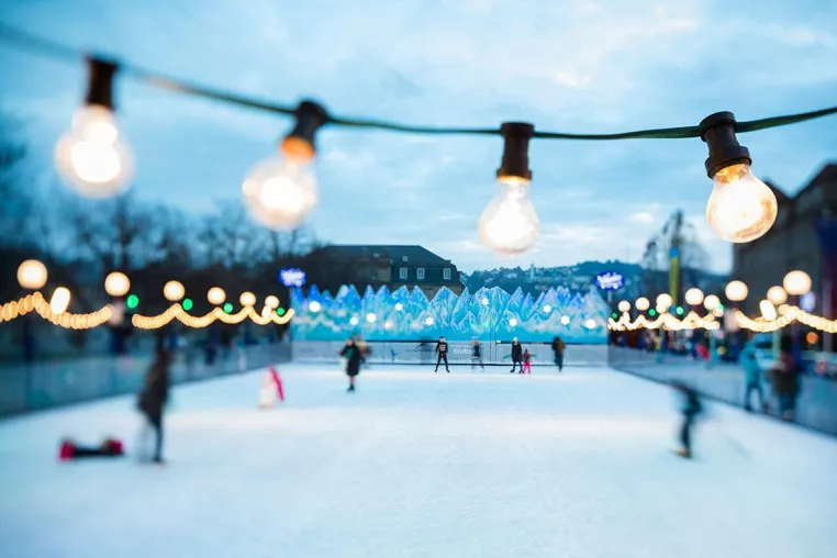 Bild: 20 Jahre Eisbahn auf dem Schlossplatz