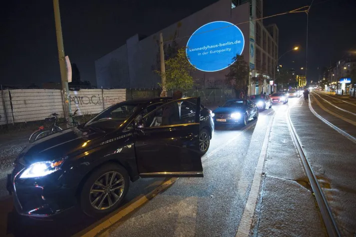 Spot an für Guerilla-Aktion der CA Immo: John F. Kennedy Haus und Europacity sagen: „Sorry Berlin“ Bild: Spot an für Guerilla-Aktion der CA Immo: John F. Kennedy Haus und Europacity sagen: „Sorry Berlin“