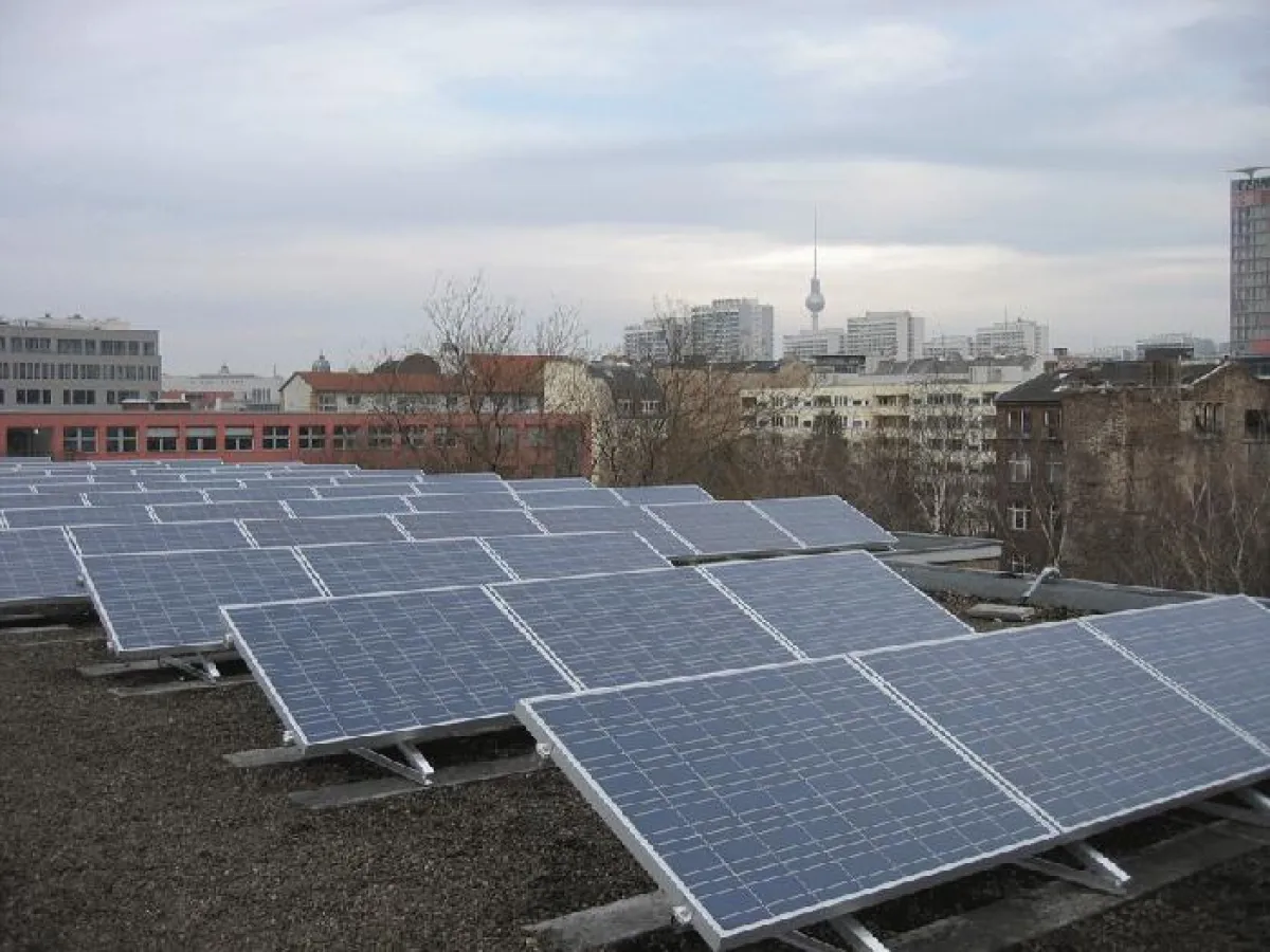 Fotovoltaikanlage auf der Kurt-Schumacher-Grundschule in der Puttkamer Straße.