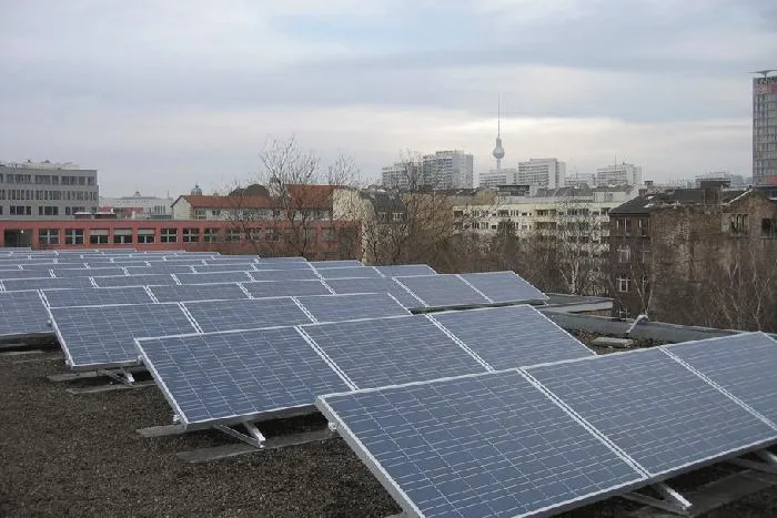 Bild: Dächer von Berliner Schulen werden zu Solarkraftwerken
