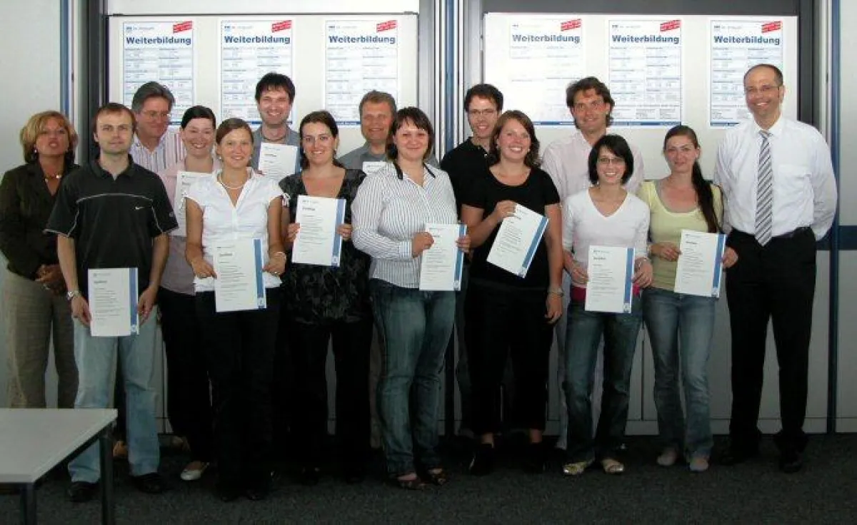 Unser Foto zeigt die erfolgreichen Absolventen des Praxisprogramms Wirtschaft mit Projektleiterin Ida Wiedemann (ganz links), Peter Rosner von der Universität (3. von links) und Siegfried Meisel, Gesc