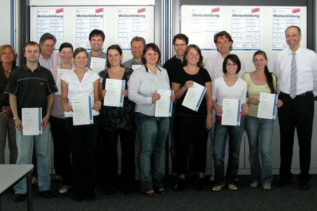 Bild: Studenten Praxisnähe vermittelt - Absolventen des studienbegleitenden Praxisprogramms Wirtschaft verabschiedet