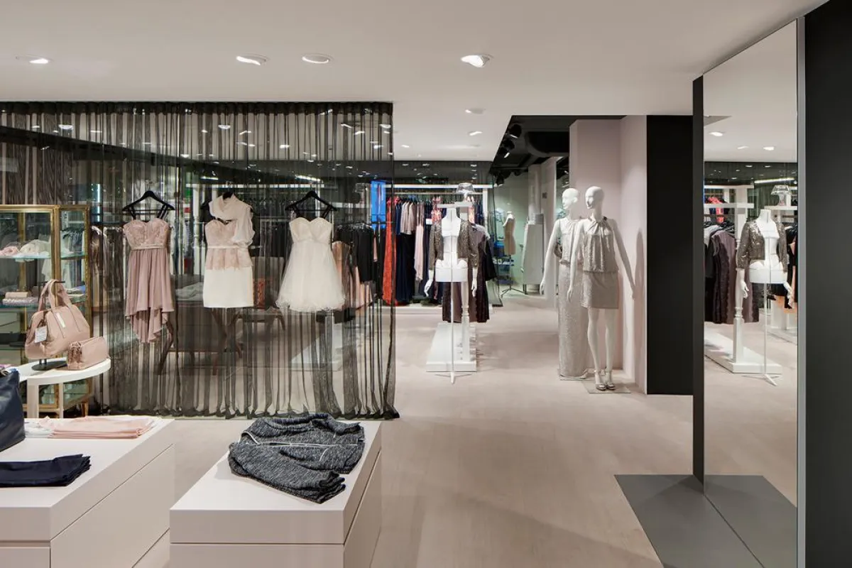 Exclusiv Fashion im PKZ Women in Zürich, Schweiz. LED-Leuchten: TARO MINI, CARDAN SOLO 175.