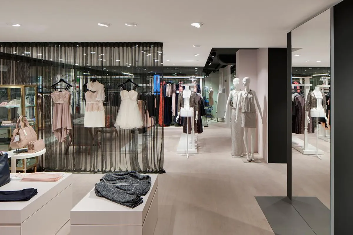 Exclusiv Fashion im PKZ Women in Zürich, Schweiz. LED-Leuchten: TARO MINI, CARDAN SOLO 175.