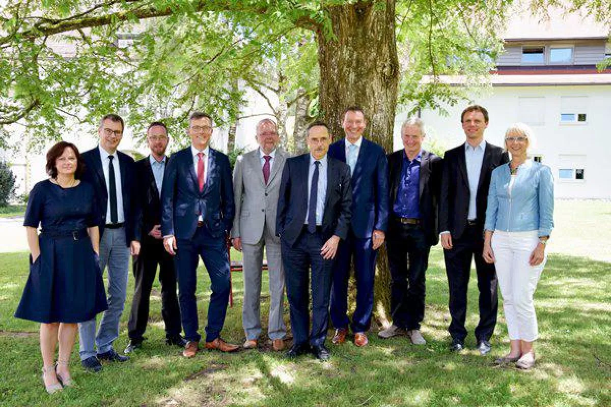 Prof Dr. Georg Cremer (6. v l.) traf sich mit Vorstand und Führungskräften der Stiftung Liebenau.