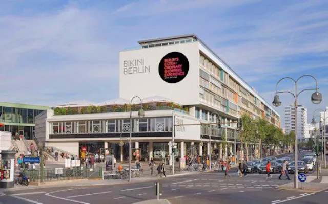 Bild: BIKINI BERLIN begrüßt neue POP-UP-STORES POP UP FASHION BERLIN – LAMBERT – BUCHSTABENMUSEUM SHOP