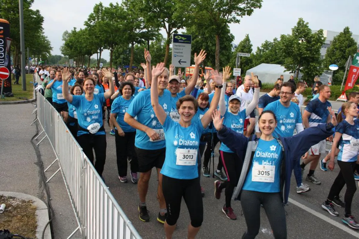 Rund 30 DWA-Mitarbeiter starteten am 17. Mai gemeinsam in den blauen Diakonie-Shirts.