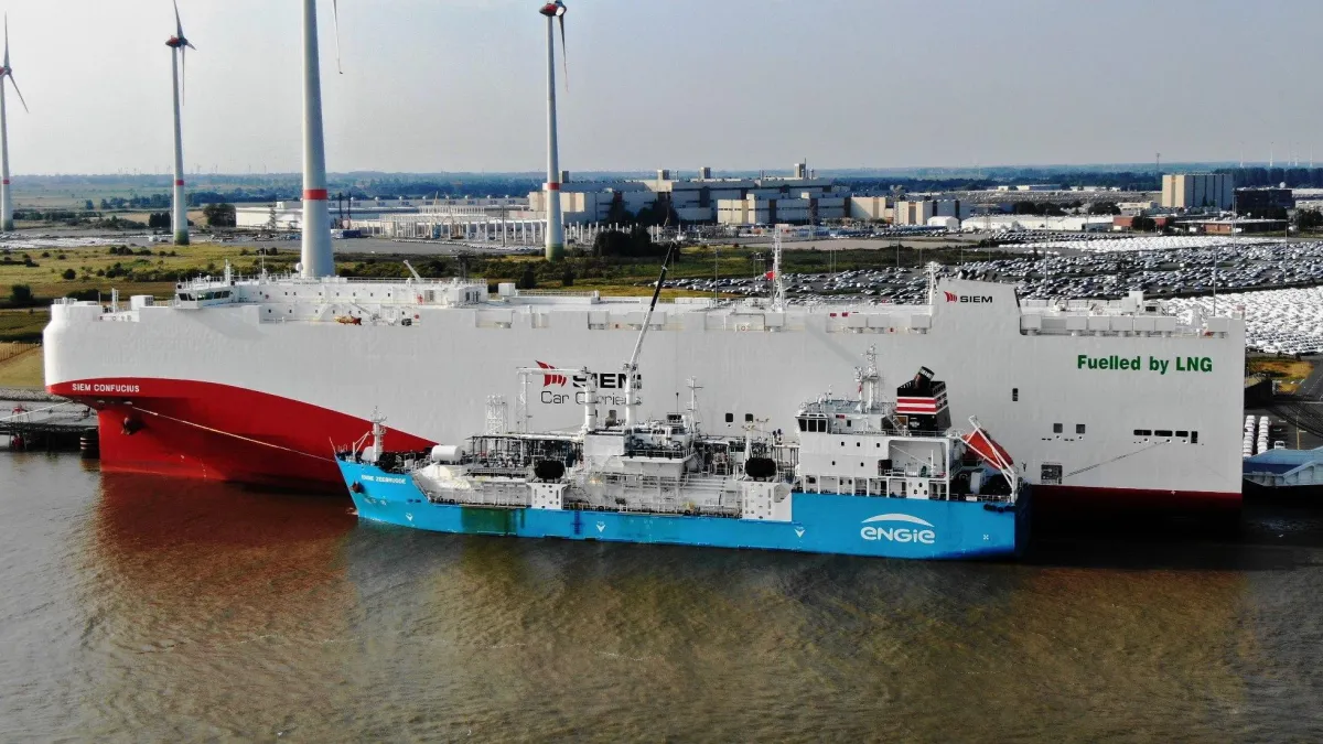 LNG Ship-to-Ship-Bunkervorgang an der Emspier im Seehafen Emden