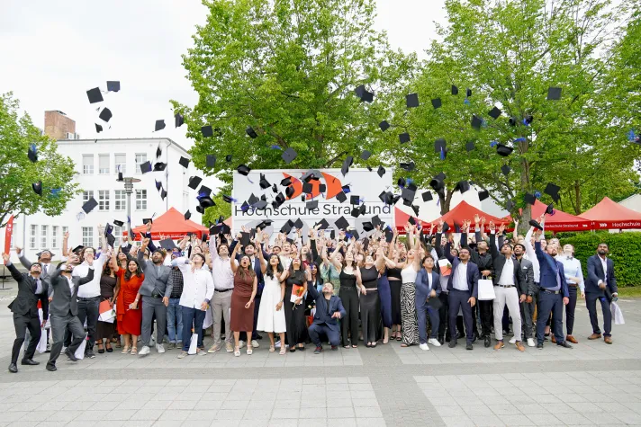 Bild: Rund 200 Studierende der Hochschule Stralsund feiern ihren Abschluss
