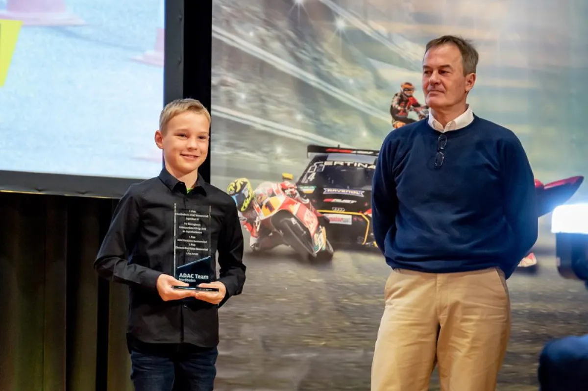 Louis Arnold (links) mit dem Kartslalom Beauftragten Kai Russel