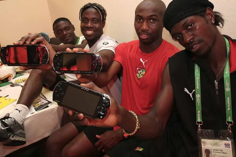 Bild: Fußball-Vorbereitung mal anders: Der afrikanische WM-Teilnehmer trainiert mit PSP und World Tour Soccer 2