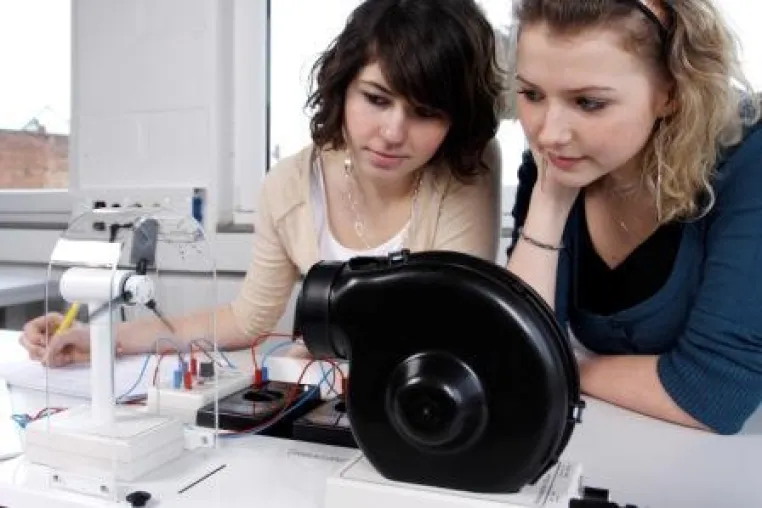 Bild: IKS Photovoltaik gibt spannende Einblicke in die Welt der Erneuerbaren Energien beim Girls' Day 2010