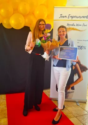 Bild: 1. Medium Award: Moderne Welt trifft auf die transformative Kraft eines Mediums.