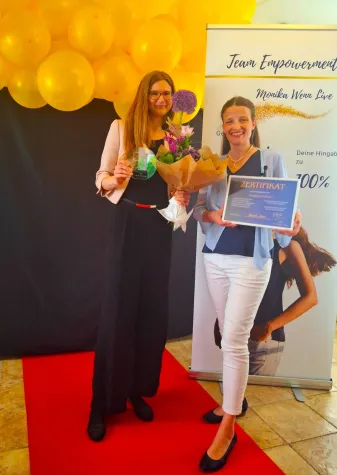 Bild: 1. Medium Award: Moderne Welt trifft auf die transformative Kraft eines Mediums.