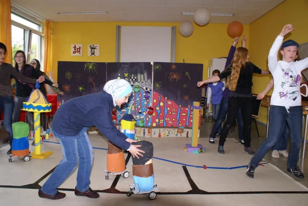 Das Siegerteam präsentiert die erfolgreichen Roboter.