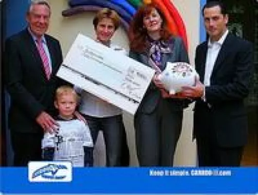 Carboo4U überreicht Spendensumme aus der Aktion beim METRO Group Marathon an das Kinderhospiz Regenbogenland Bild: Carboo4U überreicht Spendensumme aus der Aktion beim METRO Group Marathon an das Kinderhospiz Regenbogenland