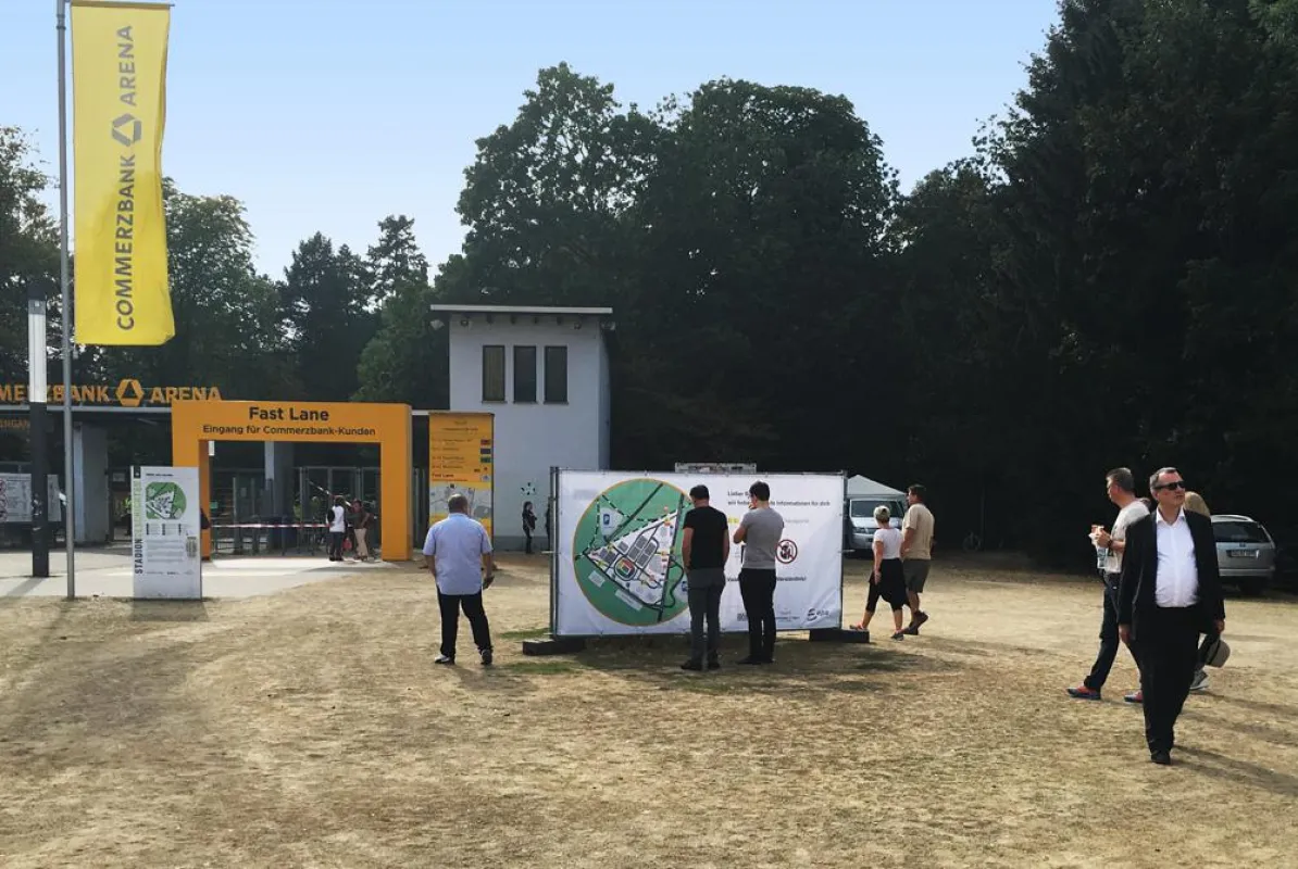 Beim Billy-Joel-Konzert informierten eps-Banner über die Taschenabgabestellen (Foto: eps)