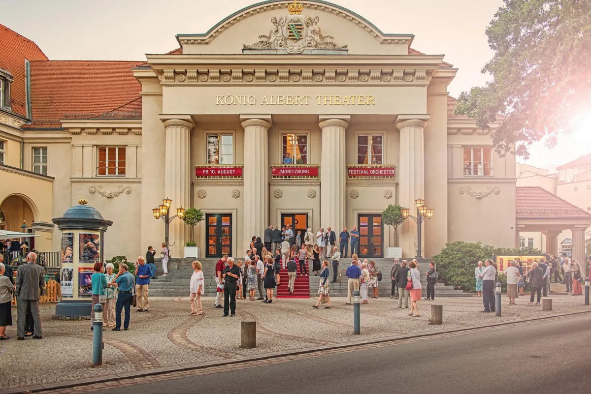 Sommerliche Festivalatmosphäre vor dem König Albert Theater Bad Elster