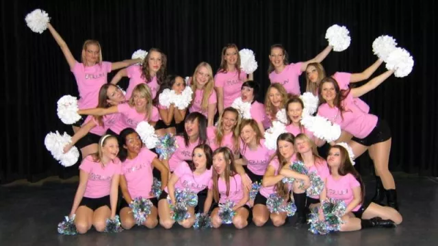 Bild: Rudower Cheerleader feiern mit Mannheimern die Doppelmeisterschaft im Hallenhockey