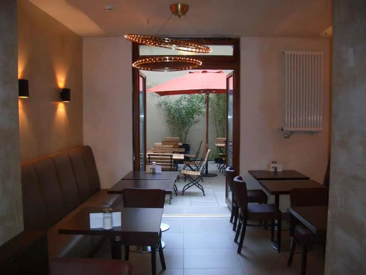 Café und Innenhof des Hotels