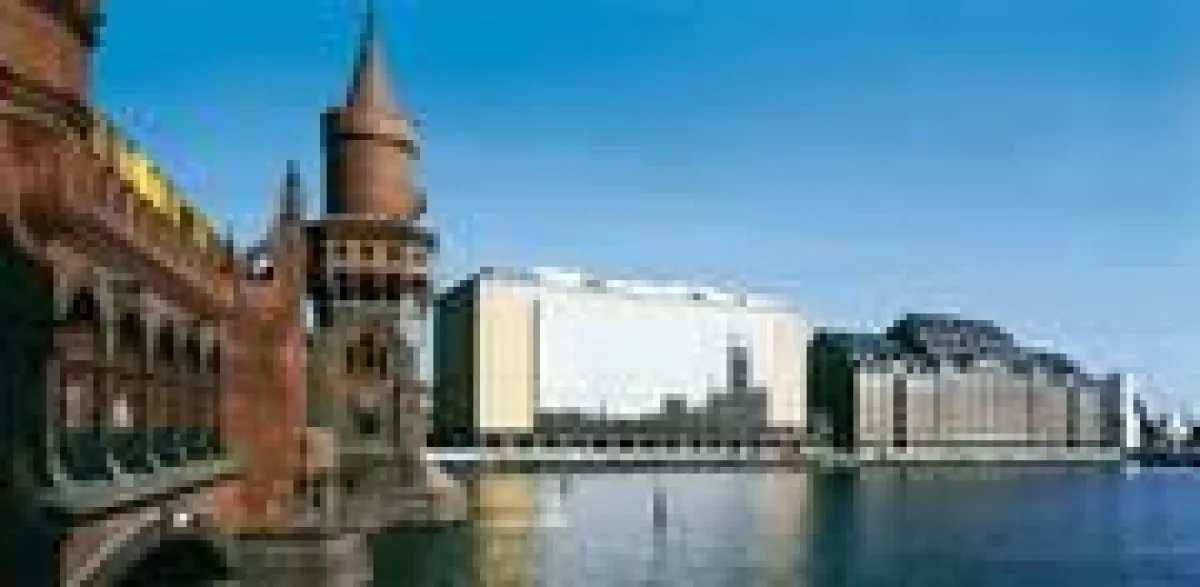 Der Infoniqa-Sitz am Spreeufer