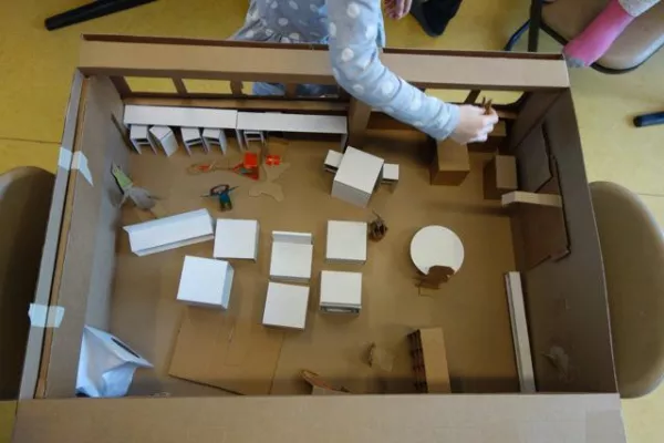 Eigeninitiative: Berliner Erst- bis Drittklässler bauen Möbel für ihren Freizeitraum in Lichtenberg Bild: Eigeninitiative: Berliner Erst- bis Drittklässler bauen Möbel für ihren Freizeitraum in Lichtenberg