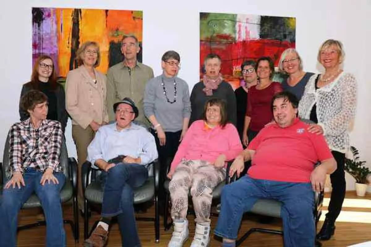 Das Team PRO FAMILIA eröffnete mit den Künstlern der Kreativwerkstatt Rosenharz die Ausstellung.