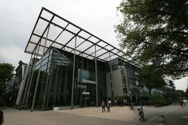 Bild: POLARES unterstützt Ernst & Young-Vertragsverlängerung über 17.000 qm im MULTIMEDIA CENTRE Rotherbaum