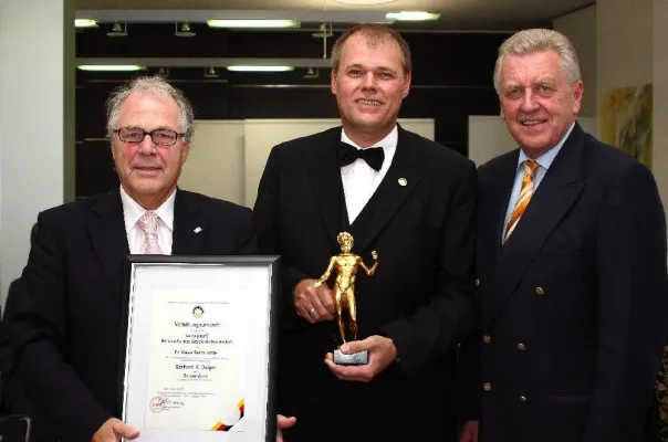 Begehrter Wirtschaftspreis „Goldjupiter“ an Dr. Walser Dental und Gerhard Daiger zum Ehrensenator berufen Bild: Begehrter Wirtschaftspreis „Goldjupiter“ an Dr. Walser Dental und Gerhard Daiger zum Ehrensenator berufen