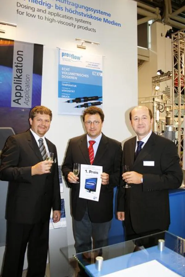 v.l.n.: Herr Leibinger (ViscoTec), Hauptgewinner Herr Lang (teamtechnik), Herr Kelsch (ViscoTec)