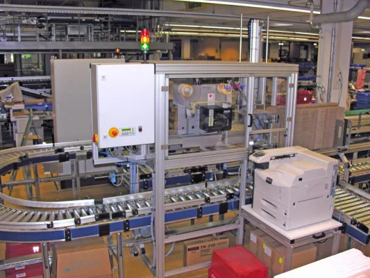 Anwendungsbericht Projekt „Pick, Print & Pack“ Etikettier-, Lieferscheindruck- und Deckel-verschlussanlage. Bild: Anwendungsbericht Projekt „Pick, Print & Pack“ Etikettier-, Lieferscheindruck- und Deckel-verschlussanlage.