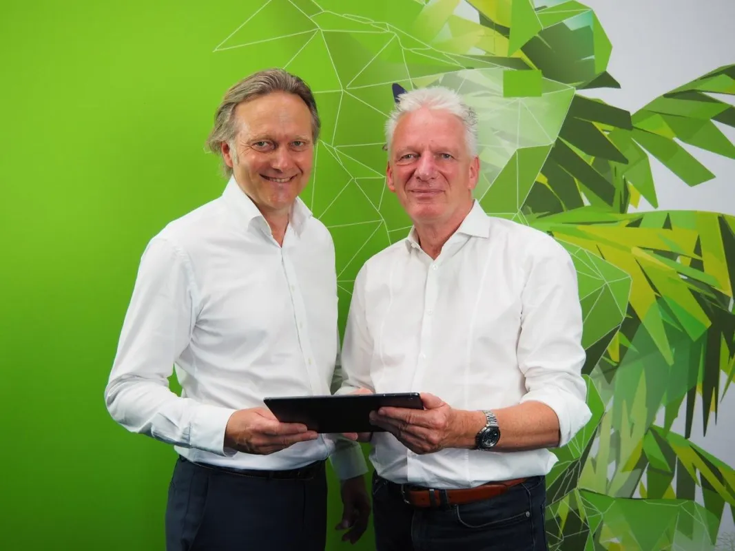 ©INTERHOMES AG: Vierkötter und Haase mit der AR-APP