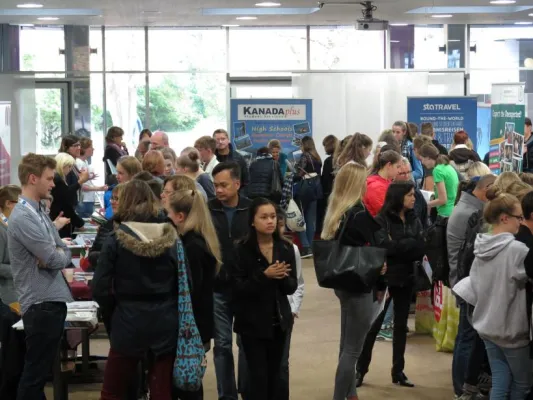 Bild: Auf der JuBi werden Reiseträume zu Plänen - Die JugendBildungsmesse zu Gast in Stuttgart