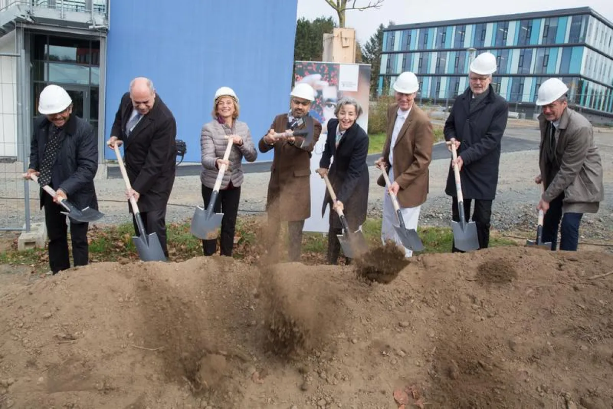 Der Spatenstich (Foto: JLU-Pressestelle / Rolf Wegst)