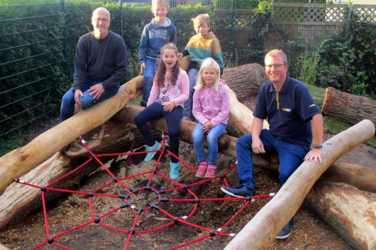 Bild: GLS stiftet Klettergerüst für Grundschule
