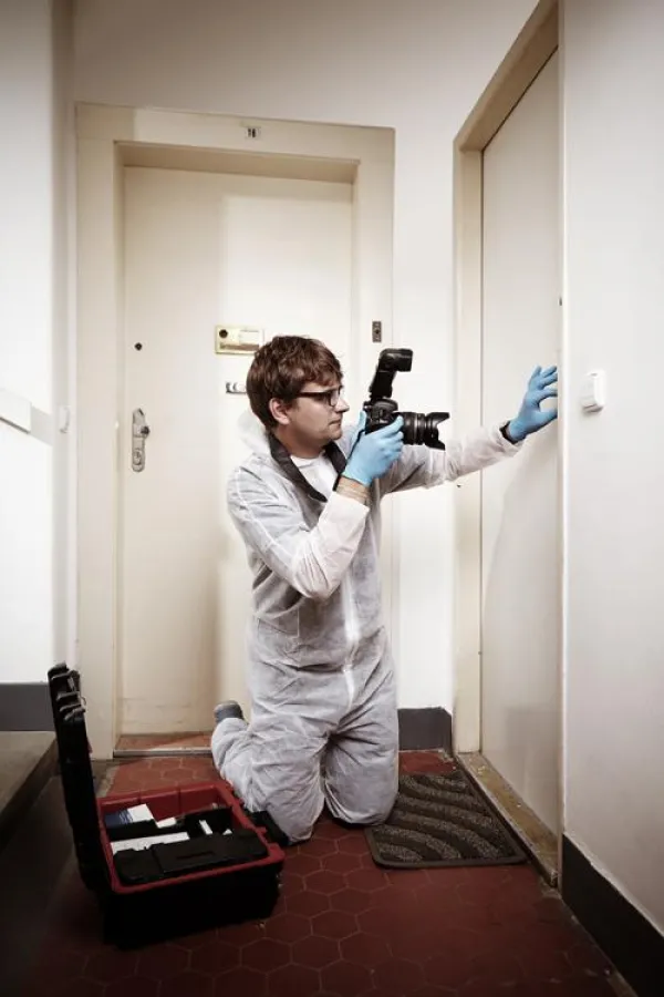 Kriminologen können mit Sekundenkleber Fingerabdrücke nachweisen. Foto: Couperfield ? Fotolia.com