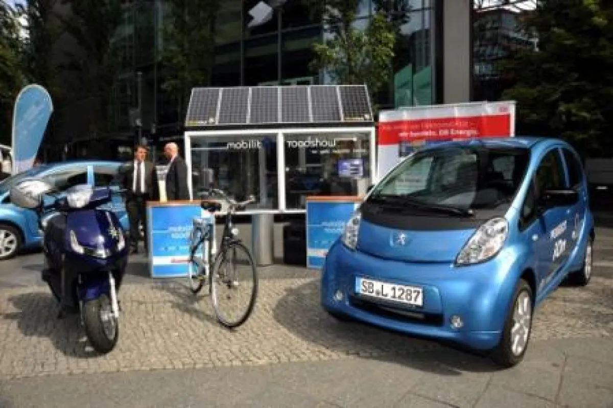 SOLARKAUF begleitet Peugeot bei der bundesweiten E-Mobility-Tour 2011. Foto: Saint-Gobain Building Distributi