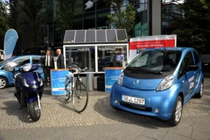 Bild: Peugeot, DB Energie und Solarkauf starten E-Mobility-Tour