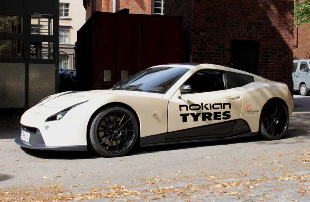 Bild: Öko-Fahrspaß mit dem Elektro-Sportwagen ERA auf Nokian-Eco-Reifen bei der e-miglia-Rallye