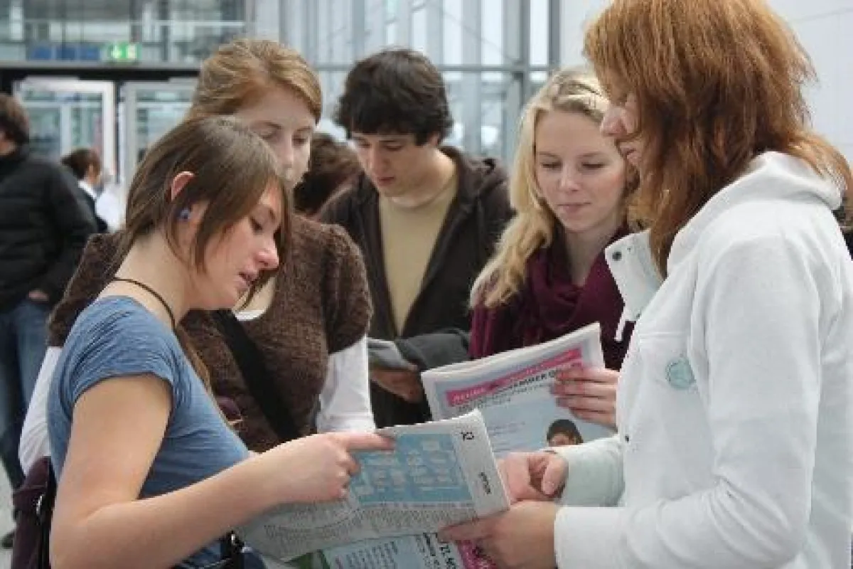 Besucher der azubi- & studientage Hannover 2009 nutzen die Messezeitung als erste Orientierungshilfe